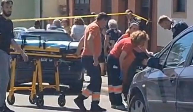 Moarte tragică. Mamă ucisă de propriul fiu sub privirile vecinilor. Tânărul ar fi consumator de droguri