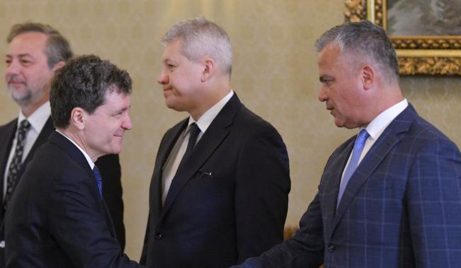 Ce şanse sunt ca Guvernul Veştea să fie instalat. Calculele voturilor din Parlament