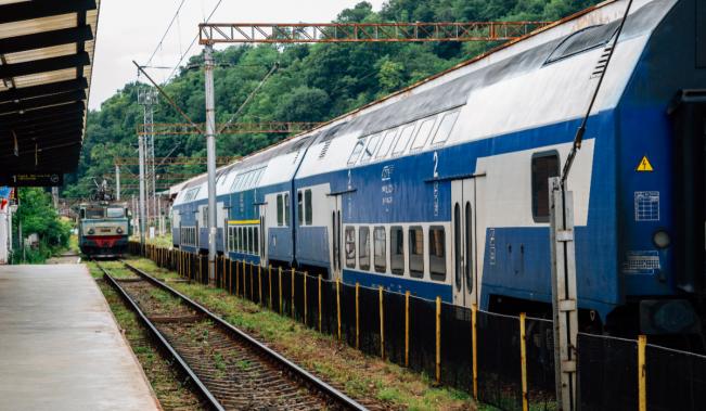 Canicula a încins şinele de tren, iar circulaţia a fost complet dată peste cap. Duminică va fi şi mai cald