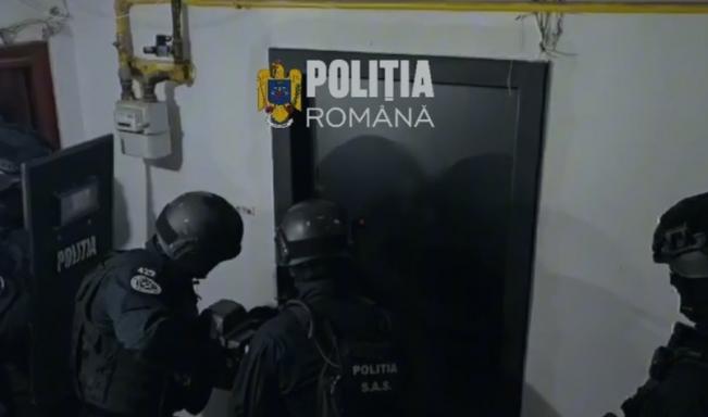 "Mă duc la ea şi-i fac felul! Poliţia, dormiţi pe voi". În scurt timp, mascaţii au intrat peste el în casă