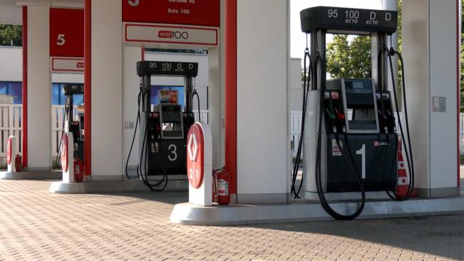 Suspiciuni de lăcomie la pompă, controale în benzinării. Românii dau pe un plin aproape 9% din salariul mediu