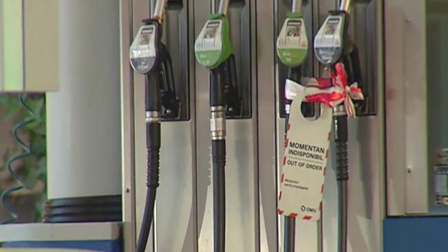 Ieftiniri la pompă după plafonarea adaosului: "Plus sau minus 10 bani, nu ajută cu nimic"