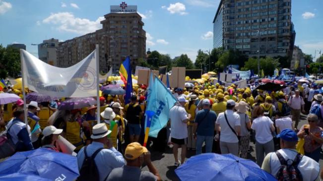 BNR acuză sindicatele că aruncă ţara în aer cu Legea Salarizării. "Vom ajunge să mâncăm scoarţă de copac"