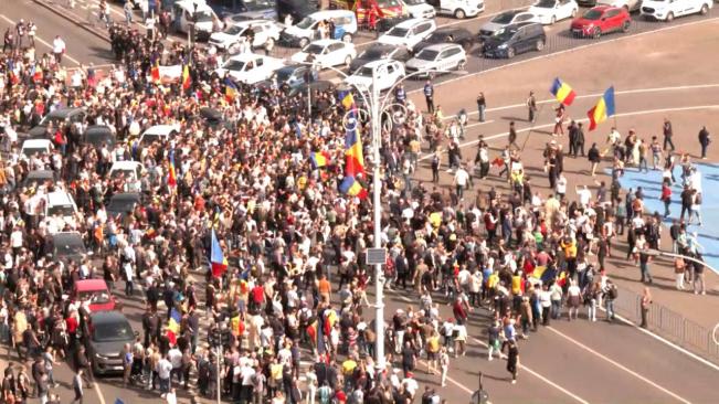 Fermierii au blocat Piaţa Victoriei: "Ne-a ajuns cuţitul la os". Oierii, dispuşi să stea multe zile în stradă