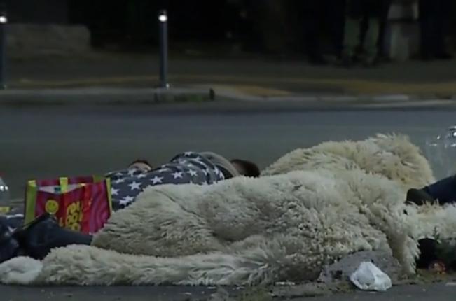 Protestul fermierilor continuă şi azi. Oierii au dormit pe asfalt, în Piaţa Victoriei