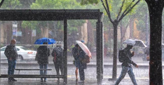 Ultimele ore cu temperaturi de vară: România trece de la 30, la 13-14 °C. Primii fulgi, la munte