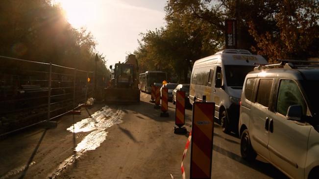 Cel mai bogat bulevard din ţară are infrastructura din 1965. Sute de mii de corporatişti mai au un singur sens