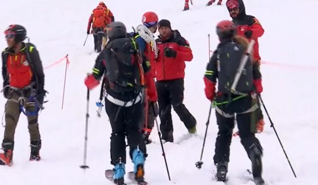 Ninsori și temperaturi sub 0°C pe munte, iar drumețiile pot deveni periculoase. Avertisment pentru turişti