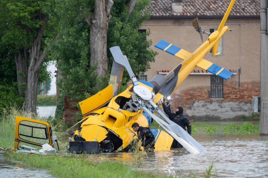Italia, sotto la neve.  Un elicottero con 4 persone a bordo si è schiantato durante la missione di risposta dopo le devastanti alluvioni che hanno provocato 14 morti
