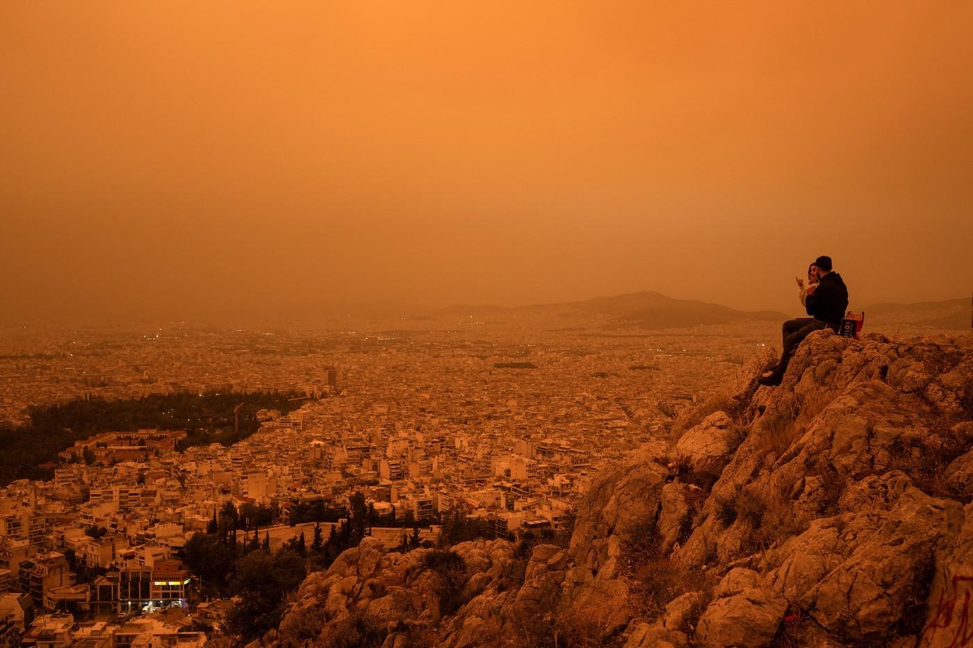 Η Ελλάδα καλυμμένη από τη σκόνη της Σαχάρας.  «Αποκαλυπτική» θέα από την Ακρόπολη: η ατμόσφαιρα έχει γίνει αποπνικτική