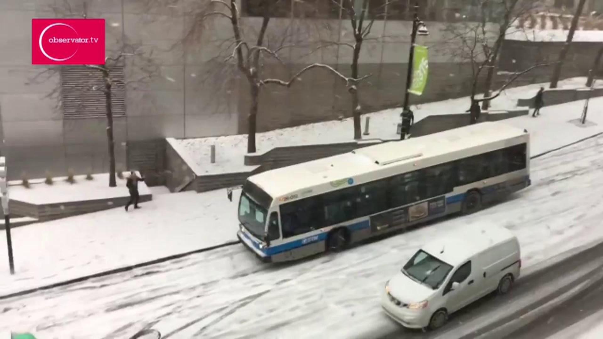 Accident nebun în Montreal! Mașinile s-au ciocnit ca bilele de biliard, din cauza poleiului. Inclusiv mașina de poliție (VIDEO)