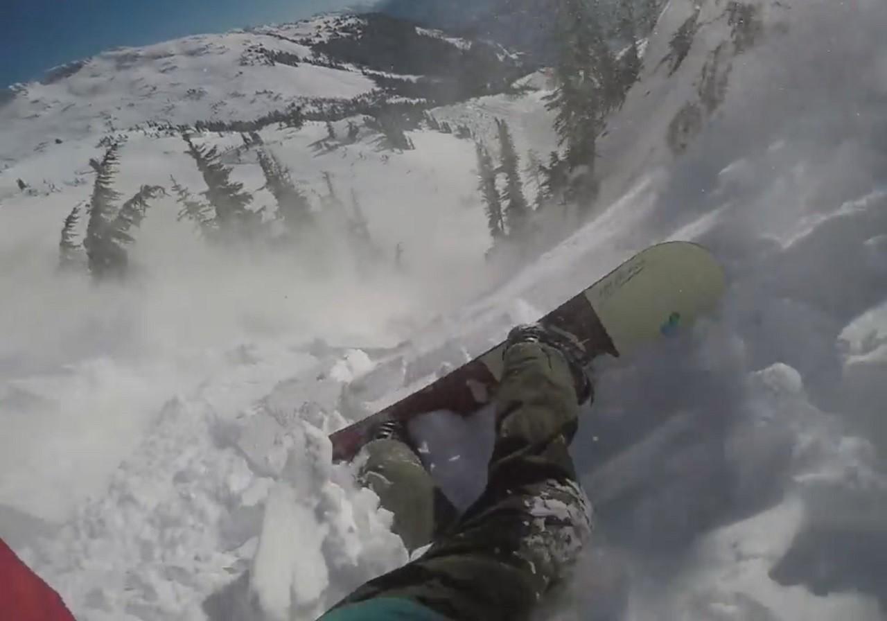VIDEO ULUITOR: un tânăr snowboarder supraviețuiește miraculos unei avalanșe. Ce l-a ajutat să păcălească moartea