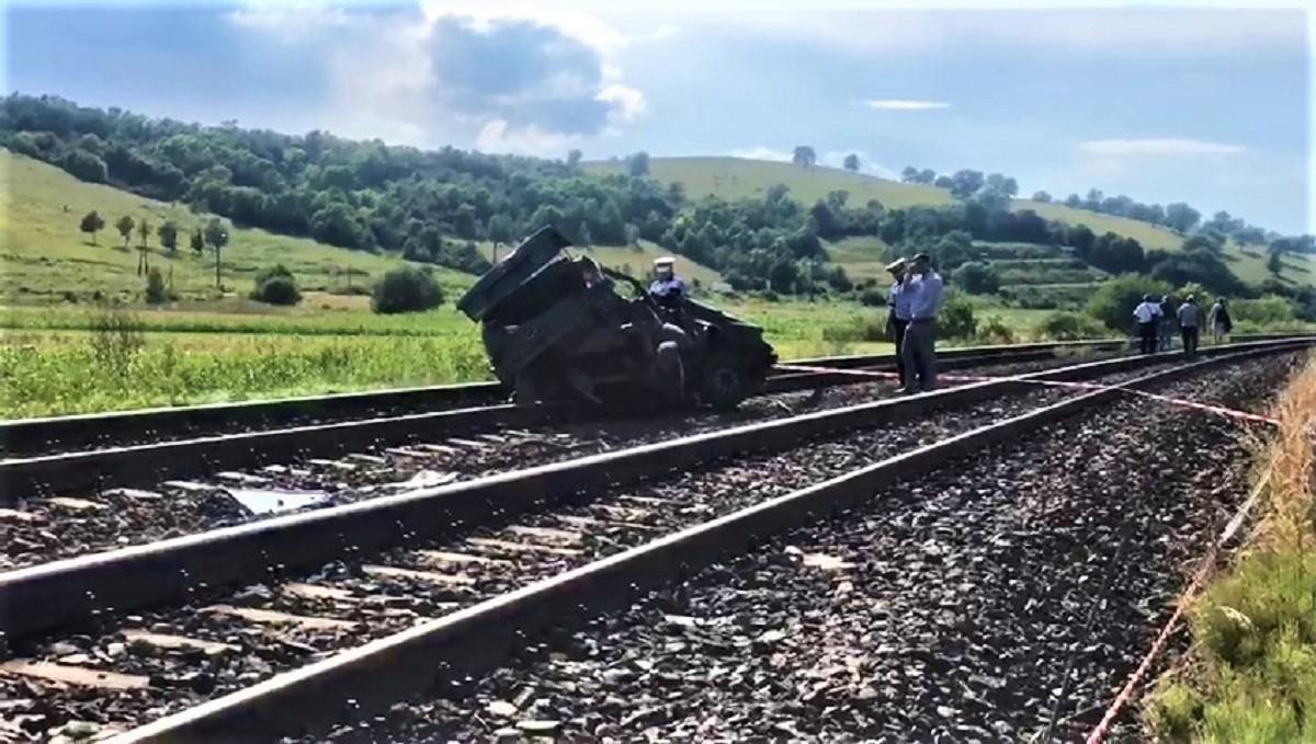 Accident feroviar cu 2 morţi, la Cluj. Maşină spulberată de tren, după ce ar fi forţat trecerea (Video)