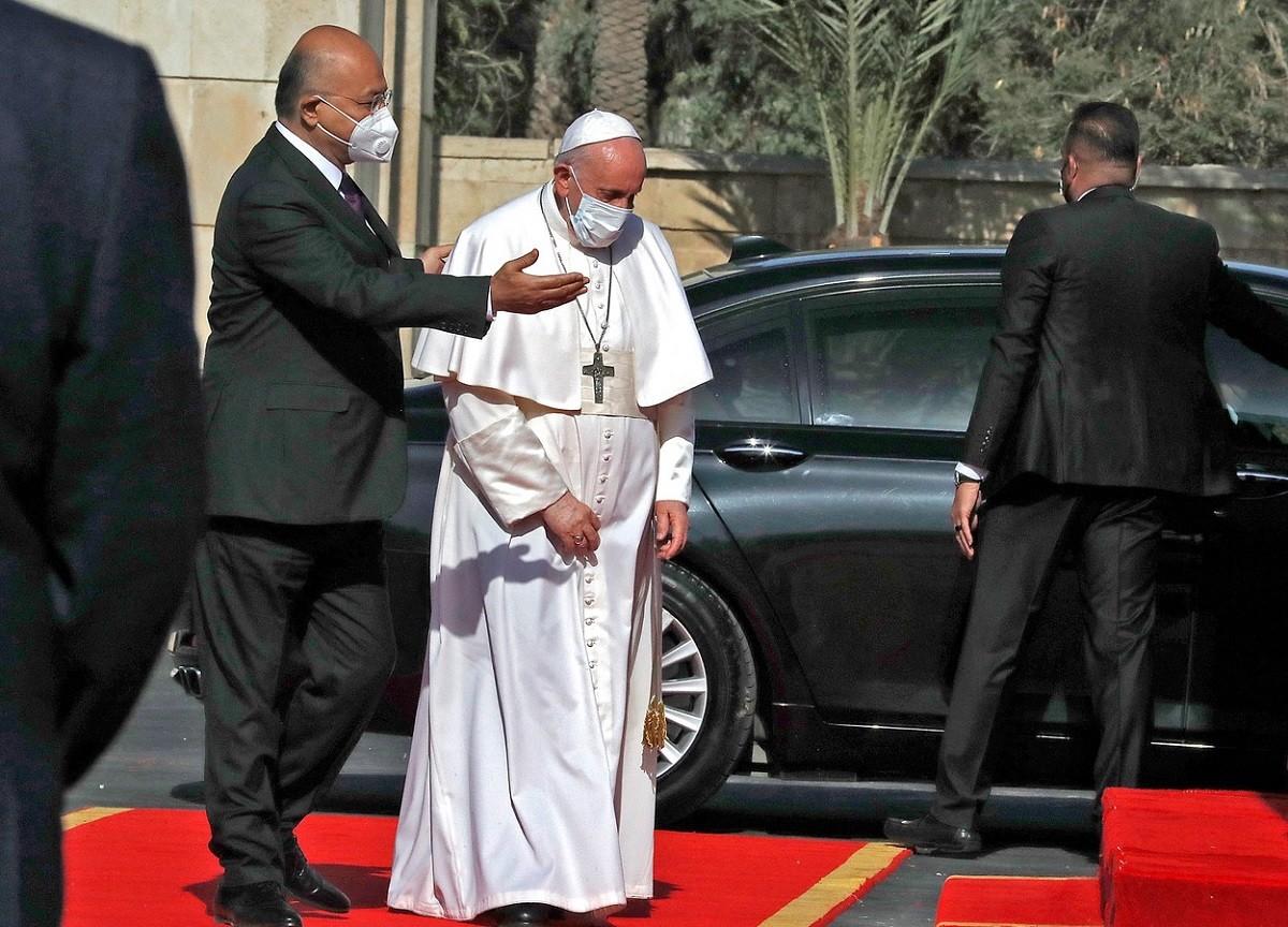 Vizită istorică a Papei Francisc în Irak, în ciuda tuturor avertismentelor să nu se ducă