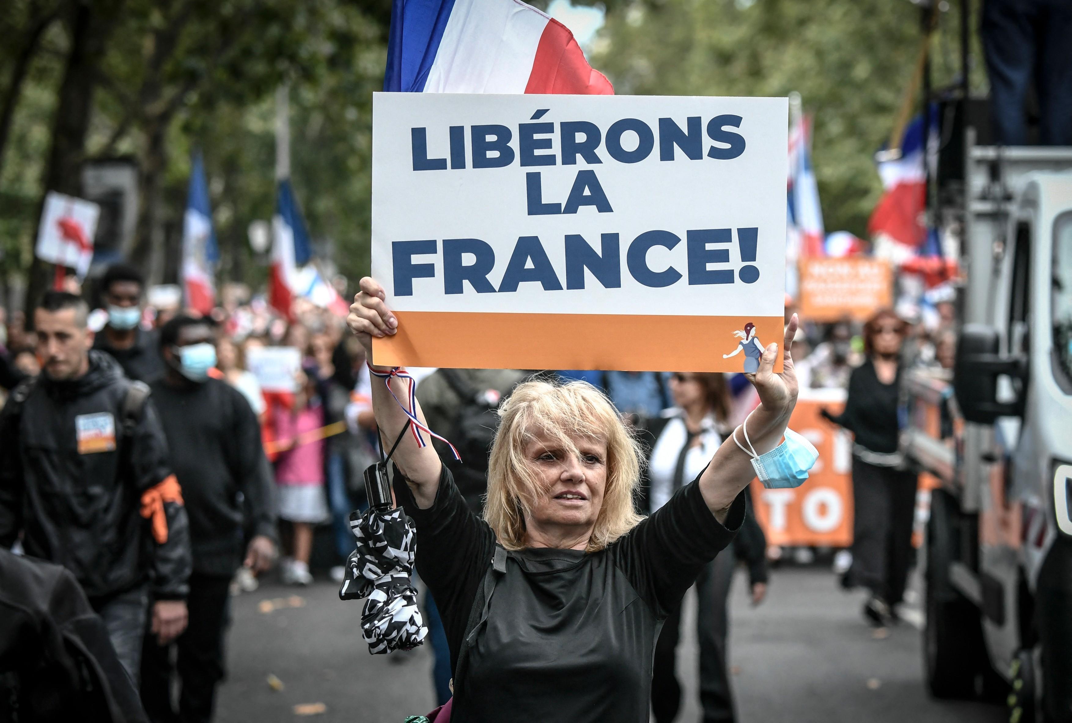 Proteste de amploare în Franța. Mii de persoane au ieșit în stradă împotriva permisului de sănătate