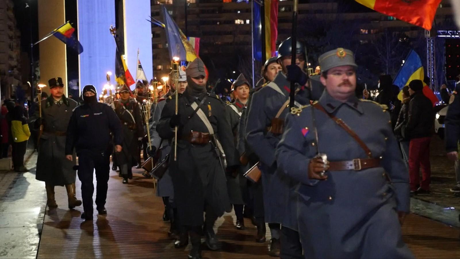 1 Decembrie, sărbătorit cu anticipaţie: Paradă cu torţe şi fanfare în Alba Iulia, drapel uriaş în Caraş-Severin