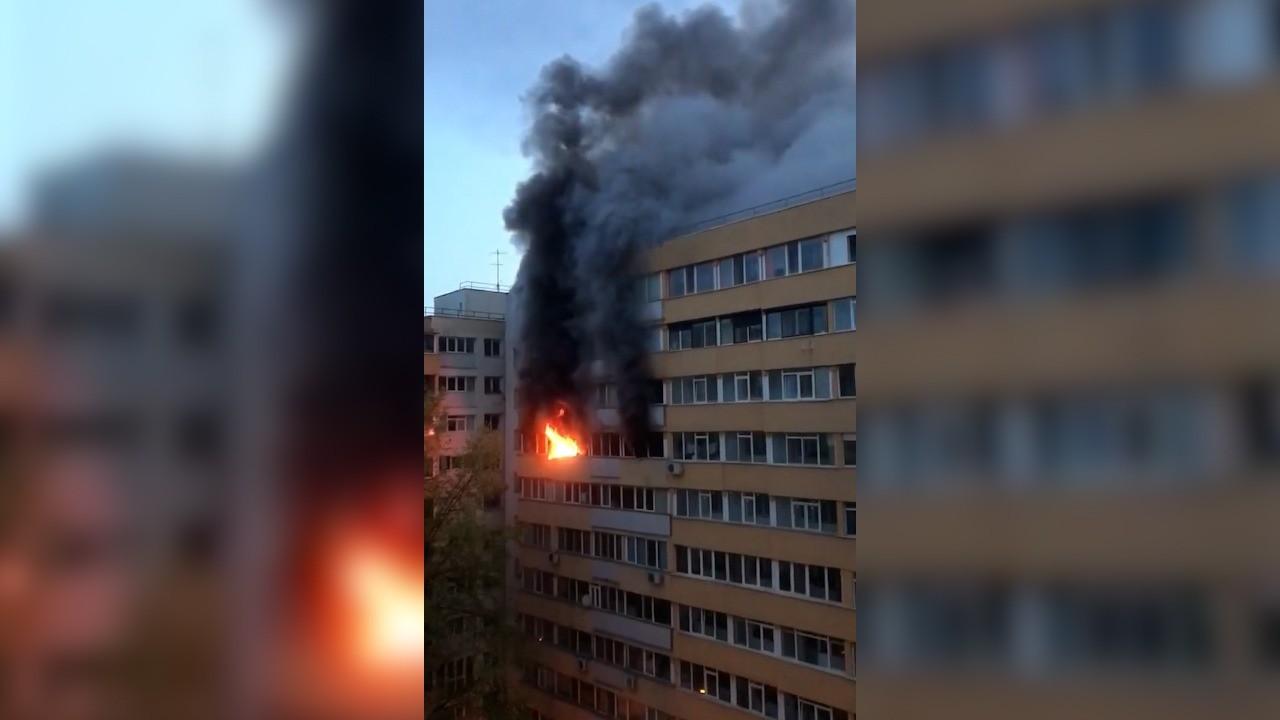 Incendiu într-un bloc din zona Doamna Ghica, din Bucureşti. 11 persoane evacuate, una fiind transportată la spital