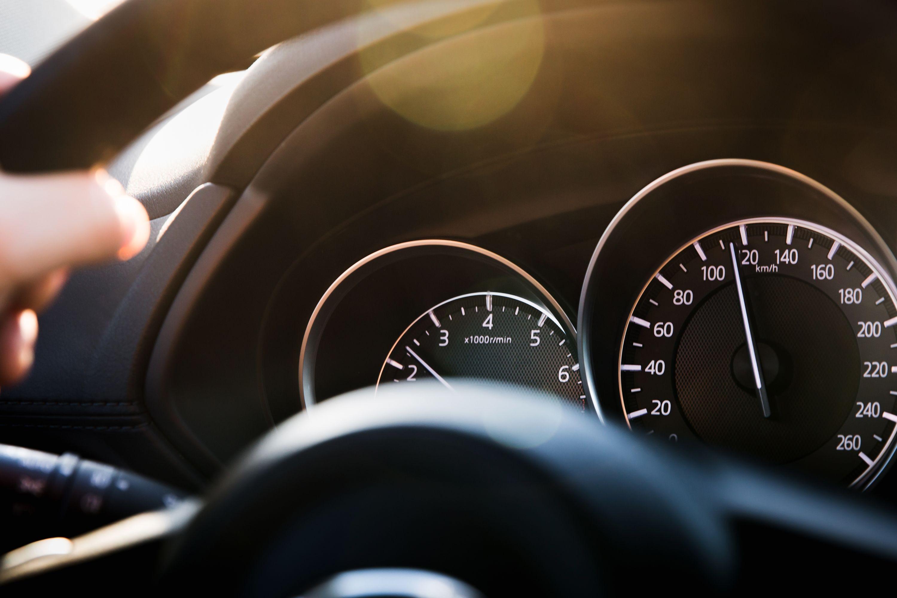 Şoferii pot circula cu viteză mărită pe drumurile expres din România. Parlamentul a adoptat legea care stabileşte noile limite maxime