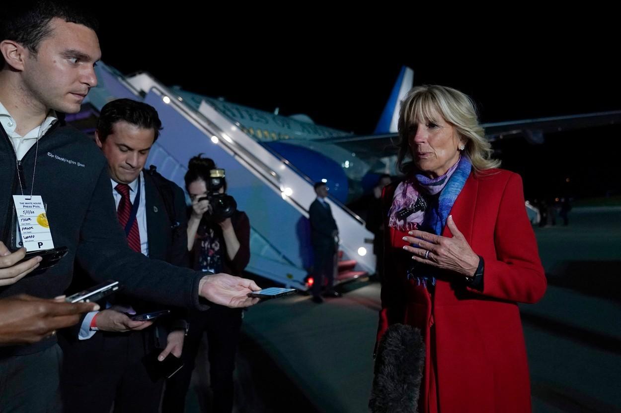 Jill Biden a aterizat în România. De ce este importantă vizita Primei Doamne a SUA: ”Voi sta de Ziua Mamei cu copii ucraineni care au fugit de războiul lui Putin”