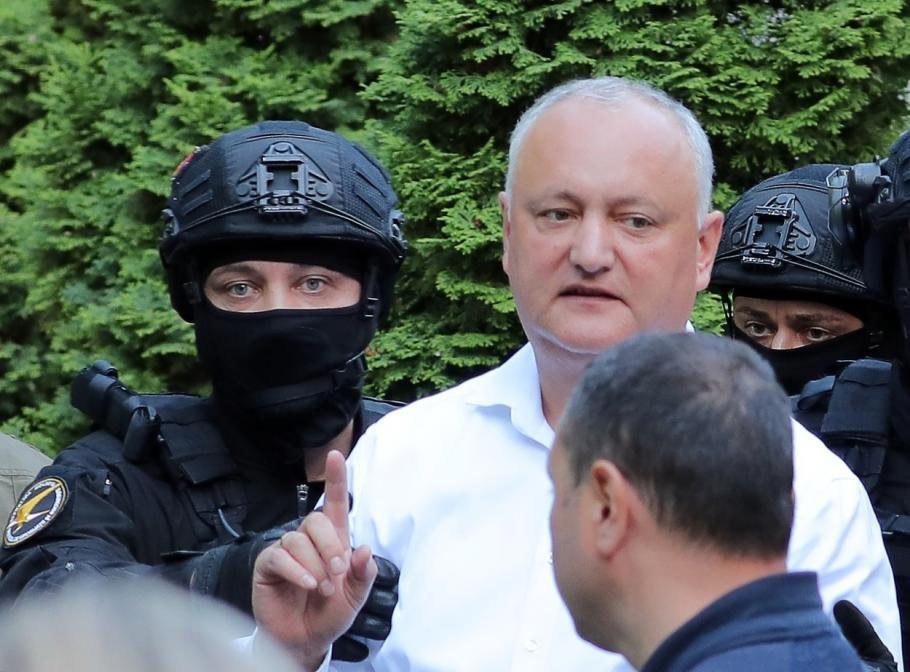 Cumnatul lui Dodon ar fi fost prins de procurori când mânca un document probă din dosarul "Sacoșa". Reacția fostului președinte moldovean