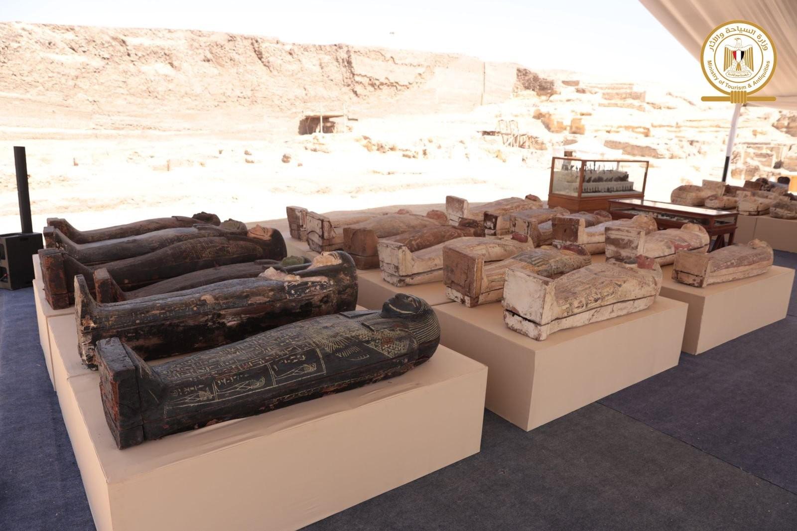 Arheologii egipteni au descoperit 250 de sarcofage și un papirus de 9 metri, vechi de 2.500 de ani, la Saqqara