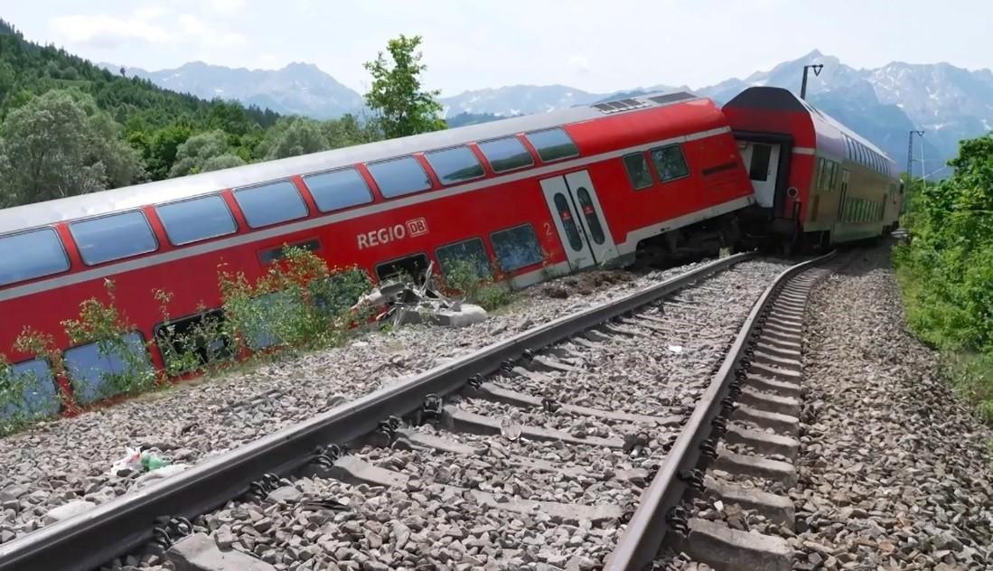 Accident feroviar înfiorător în Germania. Cel puțin 3 oameni au murit, după ce o garnitură a deraiat în sudul țării