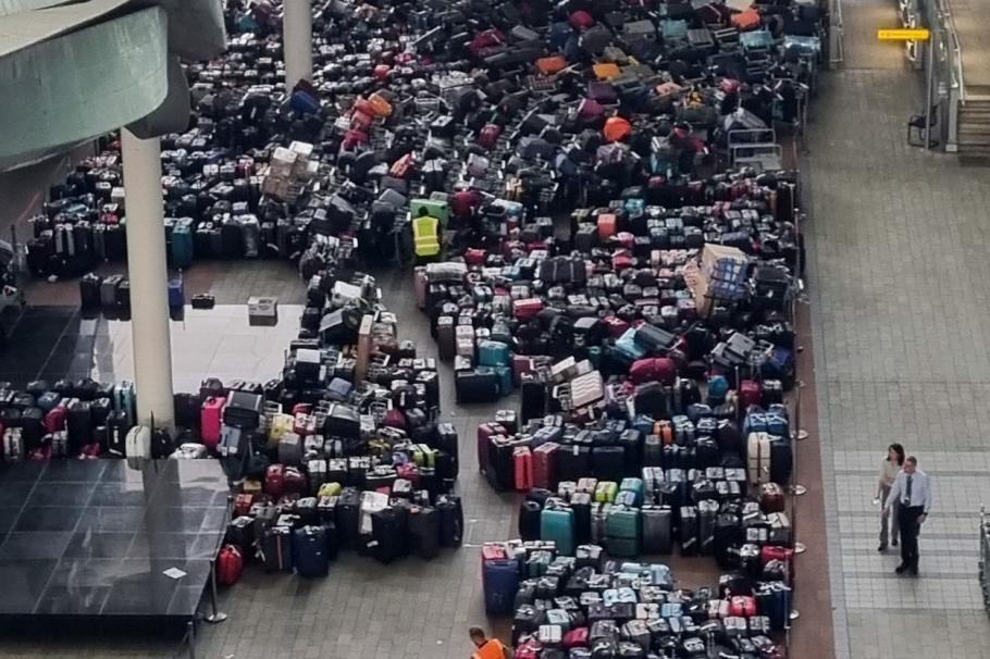 Munți de bagaje pe Aeroportul Heathrow, cel mai aglomerat din Europa. Pasagerii vor avea de așteptat cu zilele până le vor recupera