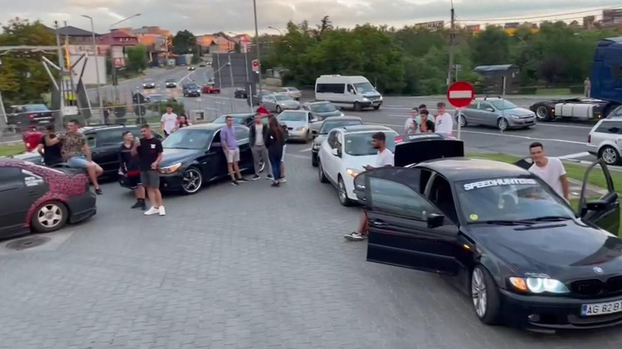 "Venim până când o să plafoneze statul român preţurile". Sute de şoferi îşi varsă nervii pe benzinăriile din marile oraşe