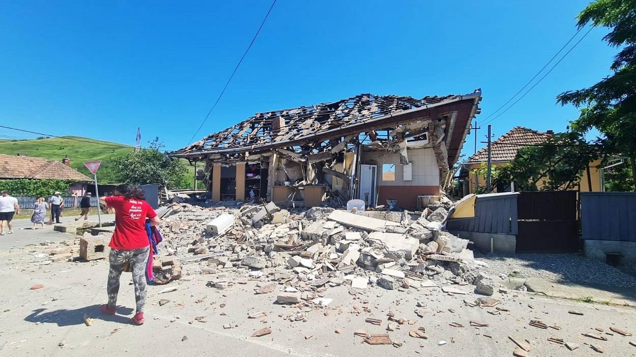"N-am văzut în viaţa mea așa ceva!". O casă din Cluj a fost spulberată din temelii de o explozie teribilă. Proprietarii, prinși sub dărâmături