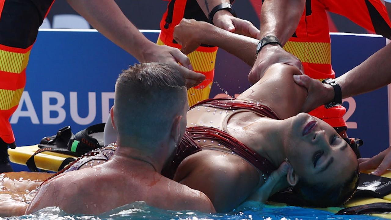 Momentul dramatic în care Anita Alvarez este scoasă de pe fundul bazinului de antrenoare după ce a leșinat. ”Nu a respirat 2 minute”