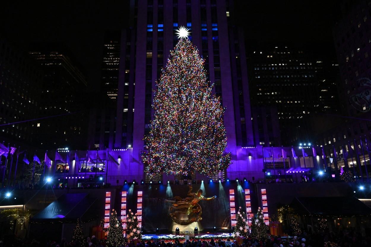 L’albero di Natale del Rockefeller Center è stato acceso.  Momento magico a New York