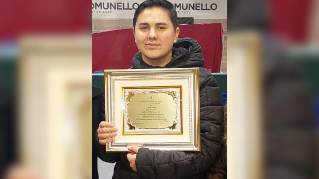 “Senza mio figlio non sarei più qui”.  Un ragazzo rumeno ha salvato la madre due volte in Italia.  Denis è stato premiato dalle autorità locali