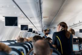 Companiile aeriene au introdus o nouă regulă! Însoțitorii de bord nu vor primi pasagerii în avion dacă nu o respectă