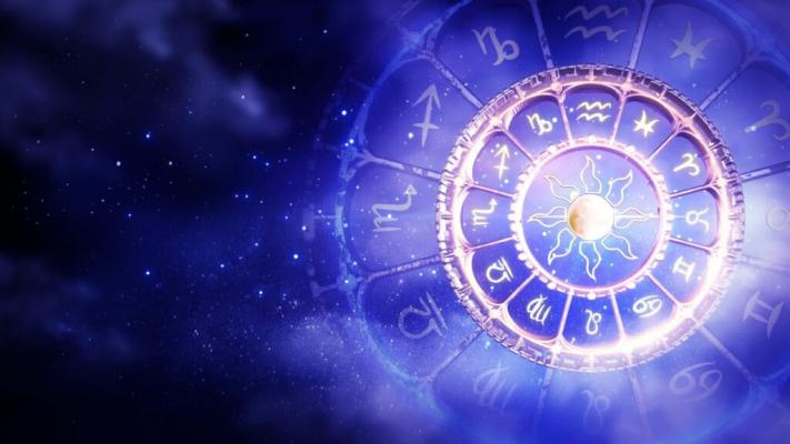 Horoscopul lunii februarie 2022. Taurii își găsesc echilibrul în relații. Descoperă ce-ți rezervă astrele
