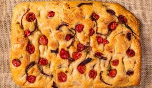 Focaccia cu rozmarin și roșii uscate. Rețetă de pâine italiană