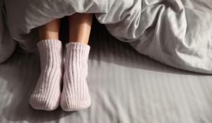 Ce se întâmplă dacă dormi cu șosete în picioare. Care sunt...