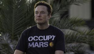 Elon Musk a prezentat prototipul robotului umanoid Optimus. Miliardarul speră să producă milioane de unități în viitorul apropiat