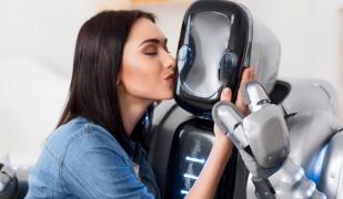 O femeie și o hologramă AI se vor căsători. Cum e posibilă o astfel de relație