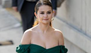 Selena Gomez și-a uimit fanii cu o ținută sexy. Cum a fost surprinsă la un hotel luxos din Paris