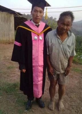 Un fermier şi-a crescut singur fiul! Gestul făcut de băiat după absolvire te va emoţiona