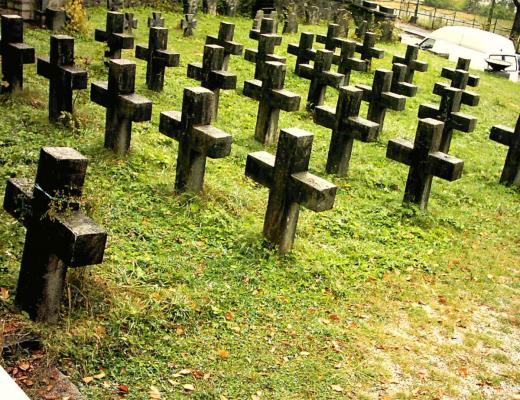 SINISTRU! Fotografii de groază din cimitirul morților vii