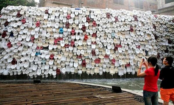 Cum arată cea mai mare cascadă din China construită din 10.000 de WC-uri!