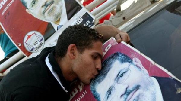 Egipt: 529 de susţinători ai lui Morsi, condamnaţi la moarte!