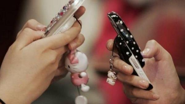 O nouă boală cauzată de telefoanele mobile:  „WhatsAppita”