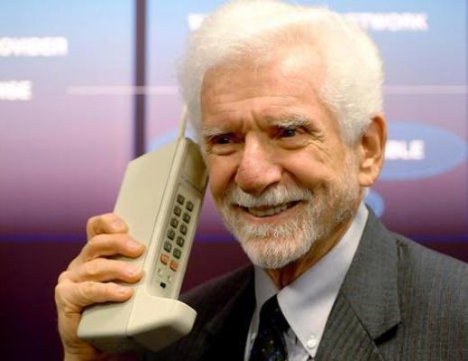41 de ani de la inventarea telefonului mobil! Cum arăta prima "cărămidă" Motorola