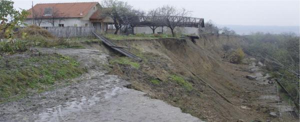 Prăpăd în Vrancea! Zeci de gospodării distruse de alunecările de teren