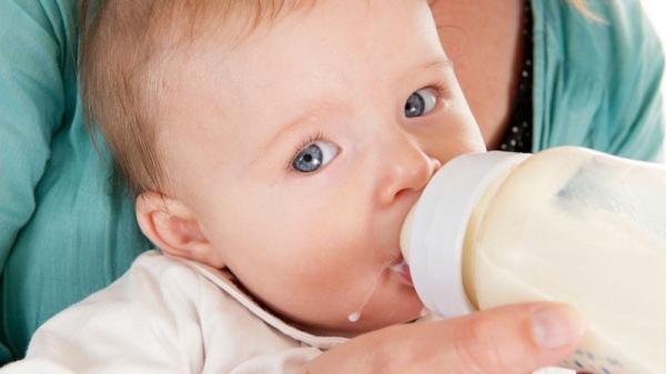 O cantitate TOXICĂ de aluminiu a fost găsită în laptele praf pentru sugari și copii mici