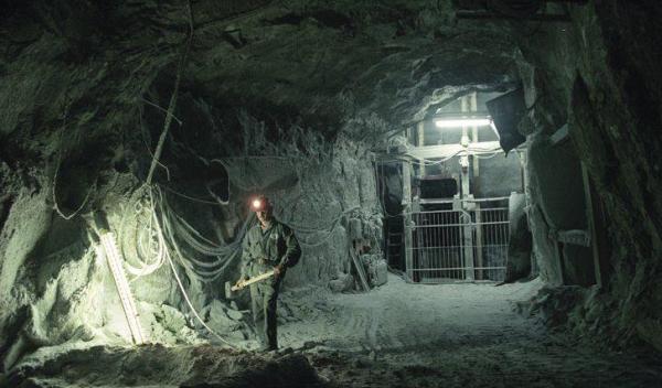 Aproape 100 de mineri s-au blocat şi protestează în Salina Dej
