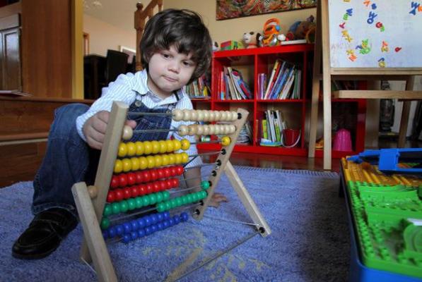 Un copil de origine română a fost desemnat cel mai inteligent de pe planetă. La trei ani ştie să numere până la 1.000 şi vorbeşte trei limbi străine