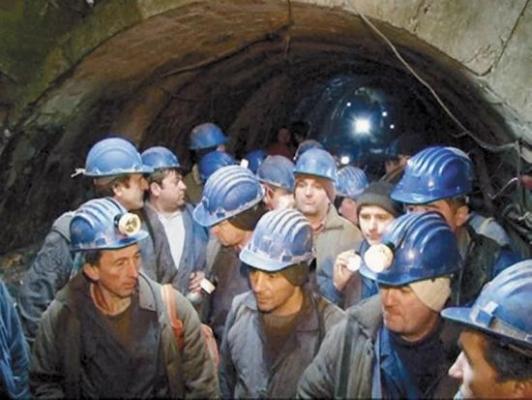 Mai mulţi mineri de la Lonea s-au blocat în subteran